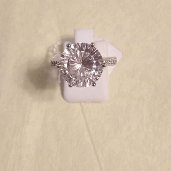 Finest Swarovski Zirconia ring New - Picture 1 of 1